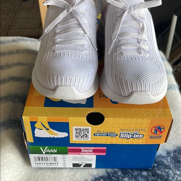 Skechers white sz7 “slip in” bling sneakers breathable cushioned for comfort - Picture 3 of 6